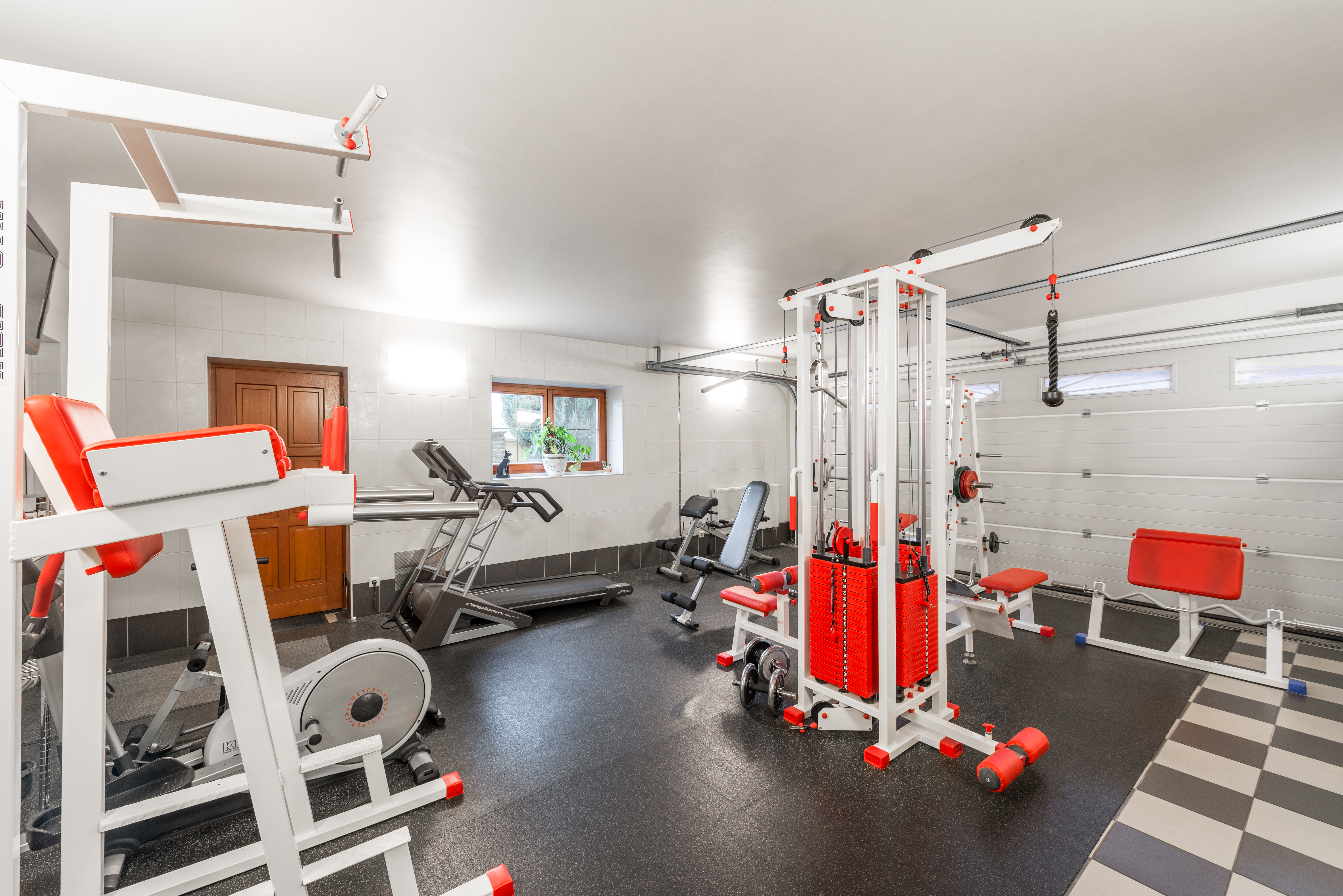 Well-organized and distraction-free home gym